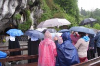 Lourdes powitało nas pogodą deszczową, co nie przeszkodziło w modlitwie