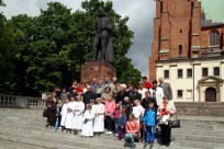 Na zakończenie pobytu w Gnieźnie jeszcze jedno pamiątkowe zdjęcie przed pomnikiem Bolesława Chrobrego