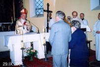 Podczas wizytacji kanonicznej w 2004 r. bp Józef wręcza medale dla "Zasłużonych dla Diecezji Toruńskiej" pp. Karolinie i Henrykowi Gałkom