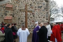 Zakończenie liturgii modlitewnej za zmarłych przy krzyżu misyjnym