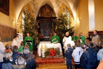 Powitanie gości na liturgii, której przewodniczy bp Józef Szamocki