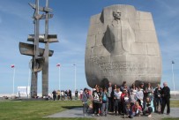 Przed pomnikiem Józefa Conrada-Korzeniowskiego w Gdyni