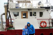 Punkt docelowy naszej wycieczki na półwyspie to port rybacki w Jastarni. Przed kutrem Joanna dwie Joanny.
